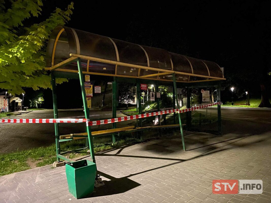 Słony mandat za kolizję z wiatą w Sandomierzu. Młoda kobieta niegroźnie poturbowana