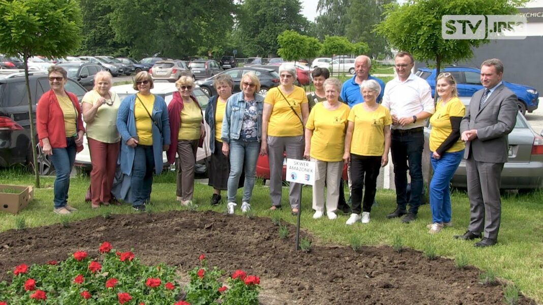 Wielkie serce z kwiatów od „Amazonek” w podziękowaniu dla sandomierskich medyków