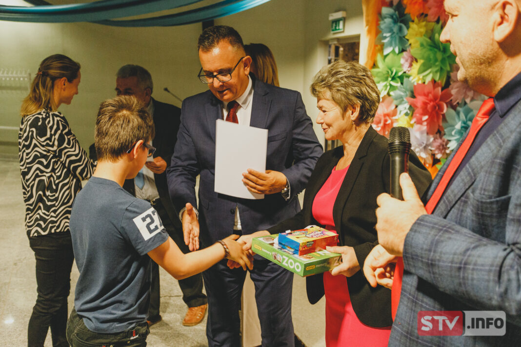 Nagrody od burmistrza Iwanisk dla prymusów Publicznej Szkoły Podstawowej w Ujeździe