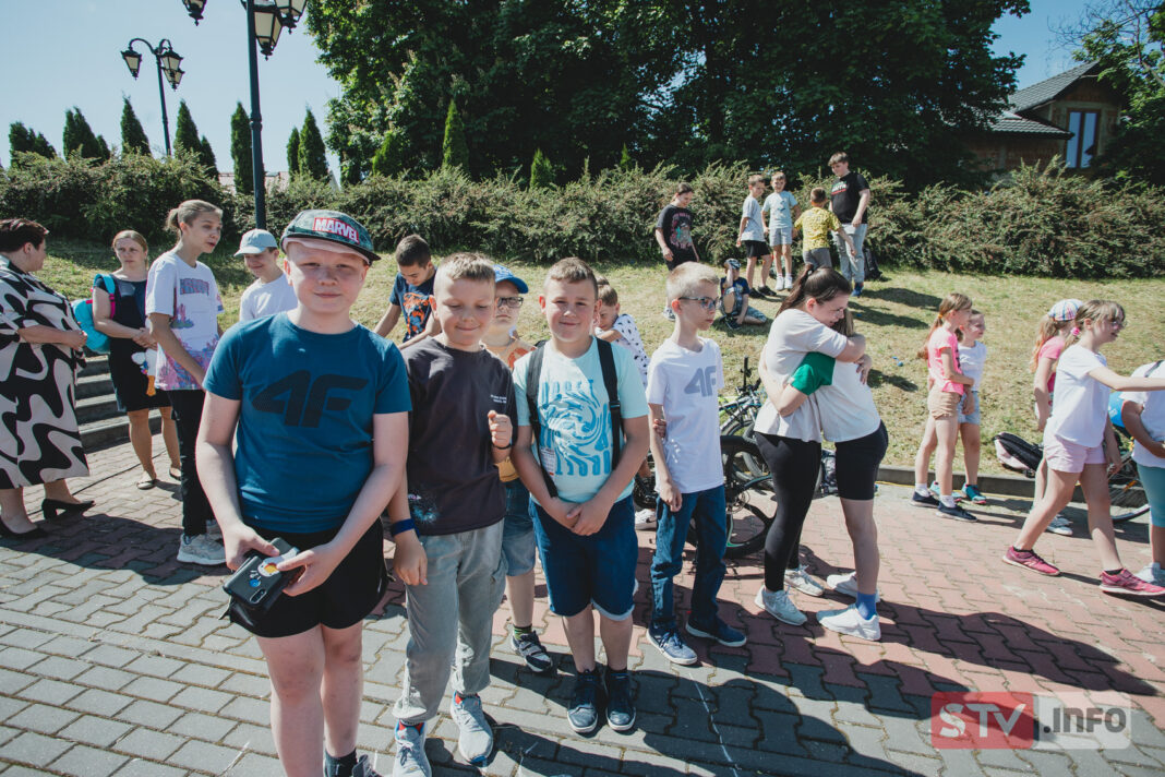 Amfiteatr pełen uśmiechniętych twarzy. Magiczny Dzień Dziecka w Lipniku