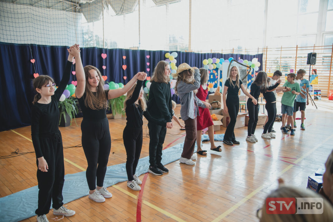 Dzień dziecka w szkole w Bidzinach. Młodzi artyści pokazali talent aktorski