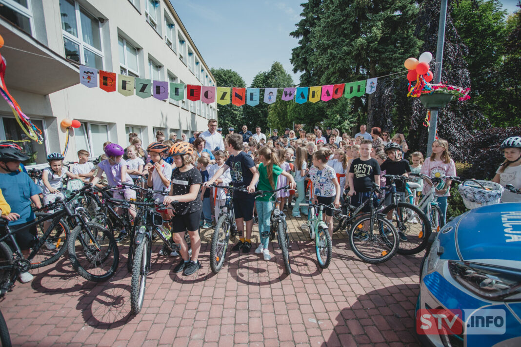 „Bezpieczne wakacje”. Happening przy sandomierskiej „Trójce” z profilaktyką dla najmłodszych