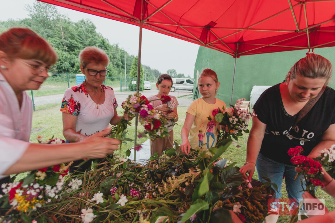 Wili wianki i puszczali je na falującą wodę. Dobra zabawa nad zalewem w Bogorii