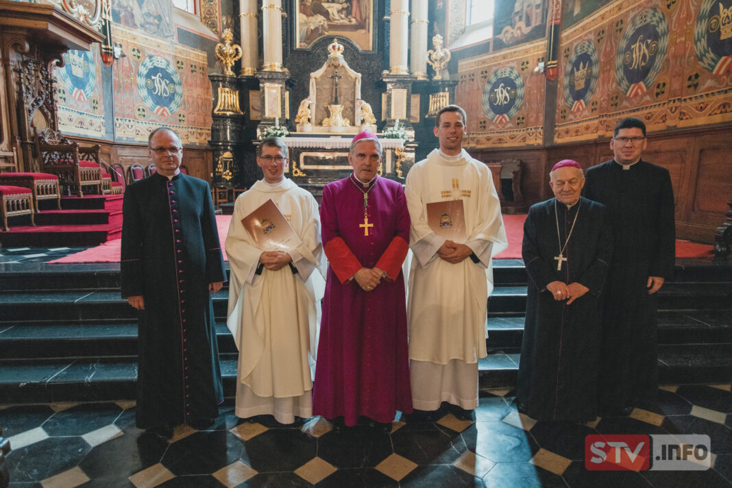 Dwóch diakonów przyjęło święcenia kapłańskie. Młodym księżom towarzyszyły rodziny i przyjaciele