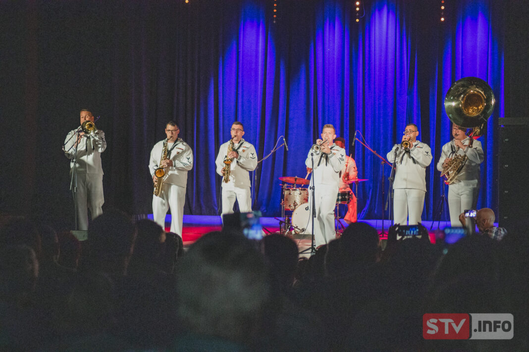 Orkiestra marynarki wojennej USA zagrała w Sandomierzu. Była pełna sala publiczności!