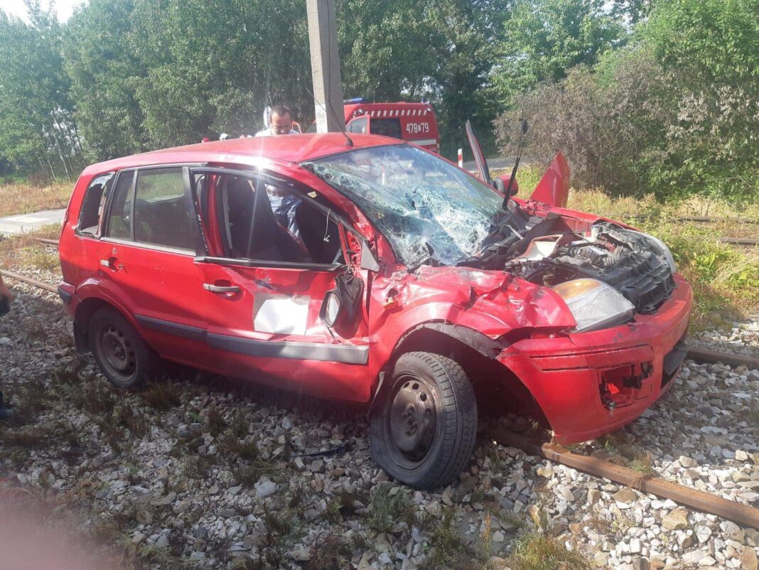 ŁĄŻEK: Fordem pod pociąg na przejeździe kolejowym. Kierowcę oślepiło słońce