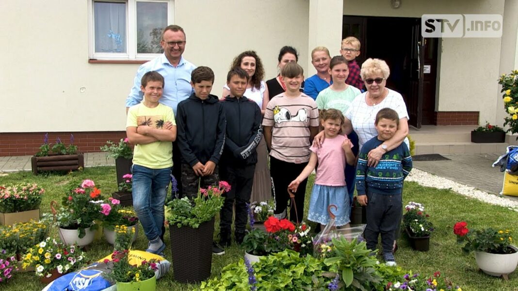 Starosta Piwnik sadził kwiatki w Łoniowie. Piękna akcja