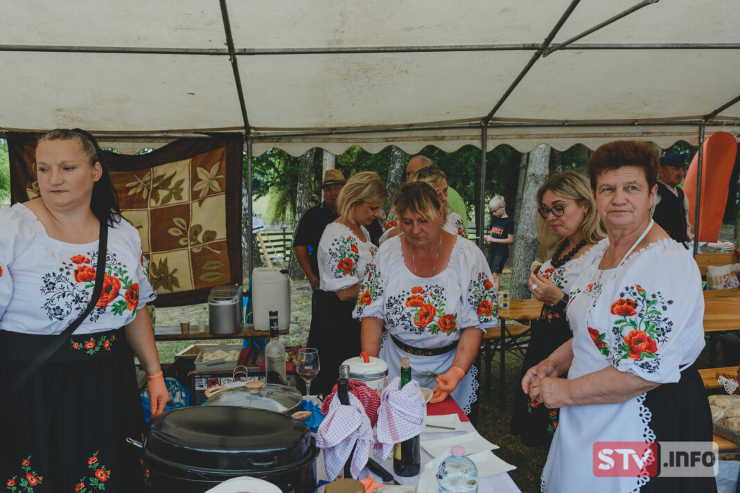 Zochcinek pełen smaków i muzyki. Pieczona kaczka wygrała opatowską edycję „Bitwy regionów”. Konkurs muzyki ludowej wygrało KGW Sobów