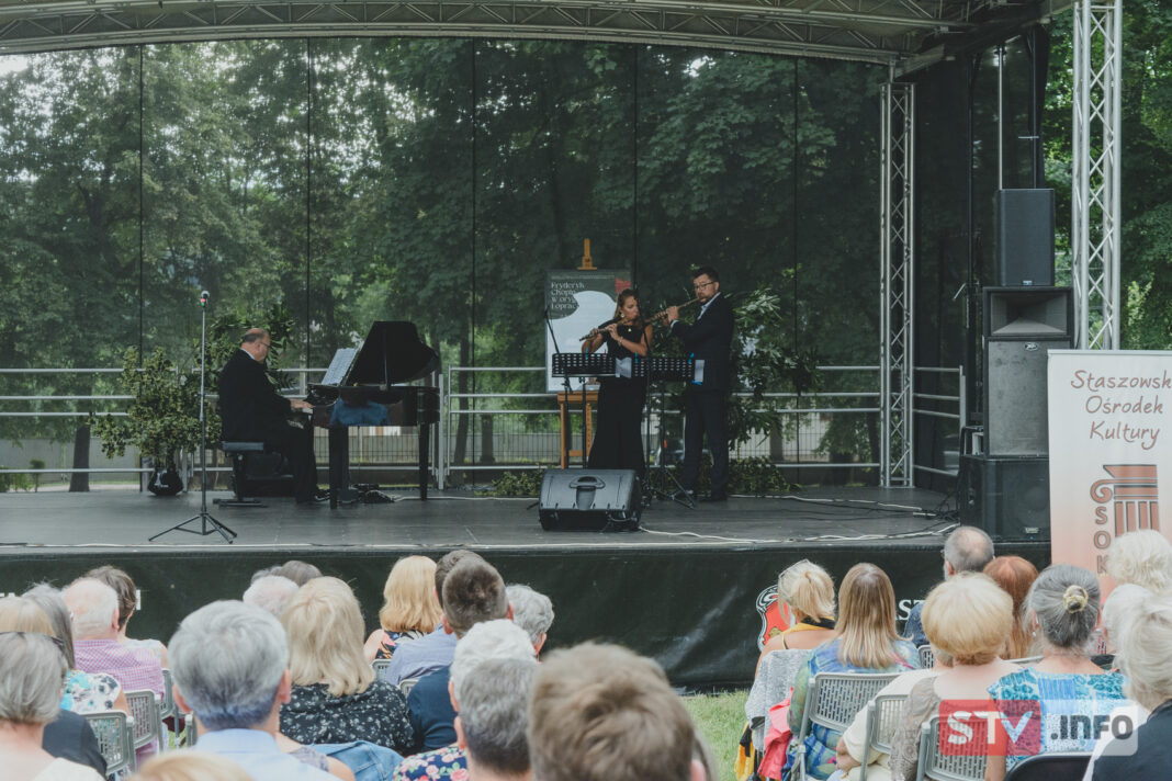 Uczta dla melomanów w Wiśniowej. Utwory Chopina rozbrzmiewały w przypałacowym parku
