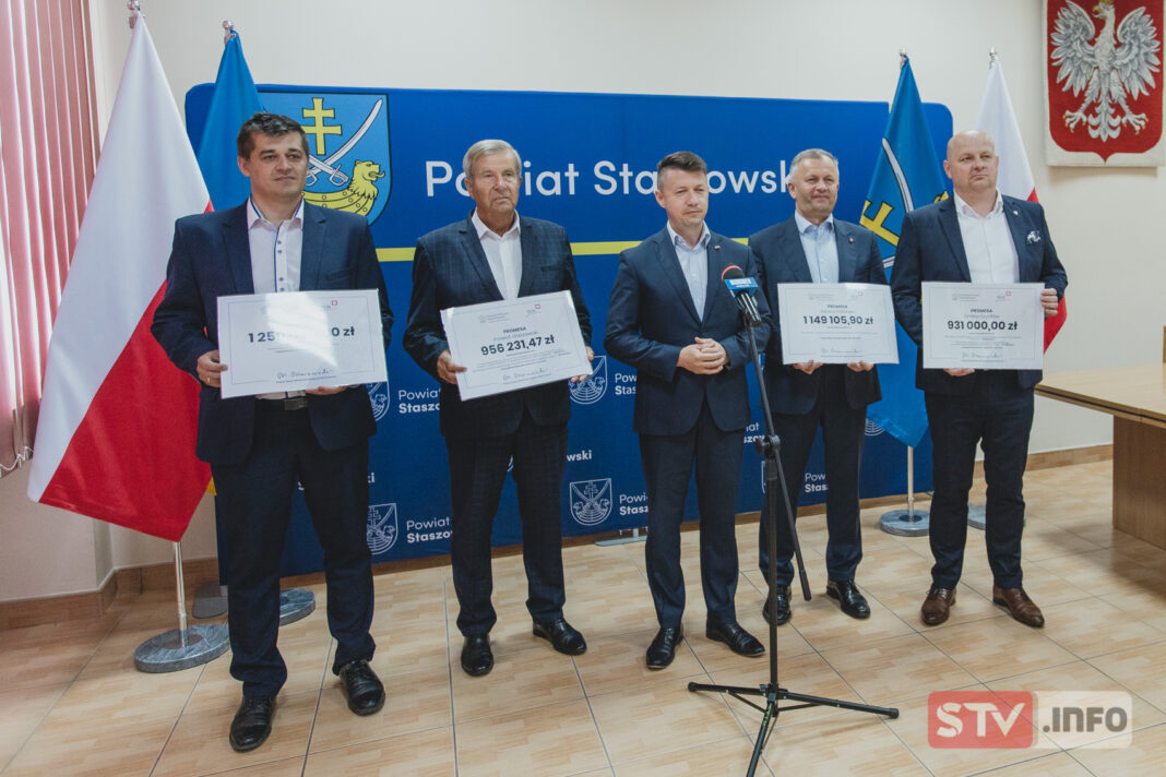 Prawie 7 mln zł na renowację zabytków w powiecie staszowskim. Promesy wręczył poseł Bartłomiej Dorywalski