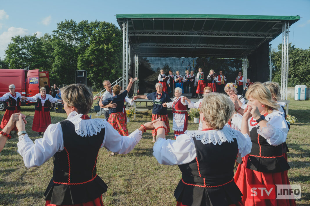 Rozśpiewane i roztańczone koła gospodyń. Szampańska zabawa w Sobowie