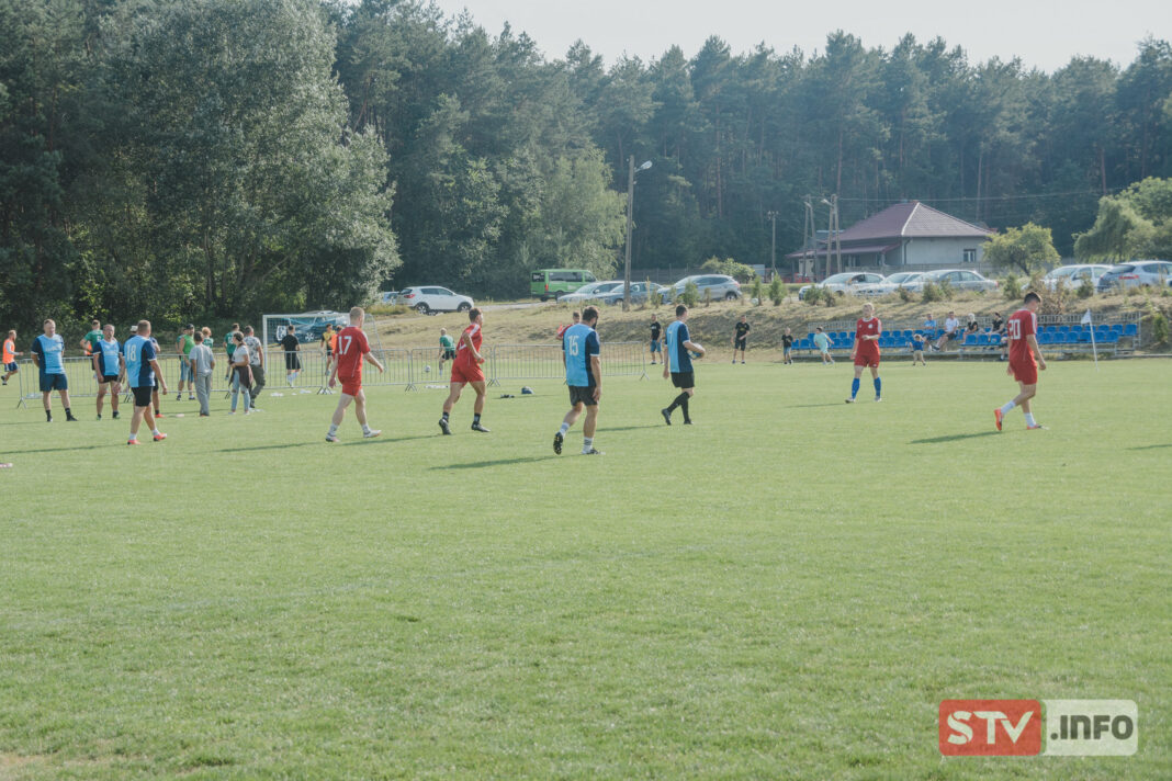 Piłkarska rywalizacja na boisku w Tarłowie. Gralki o puchar starosty