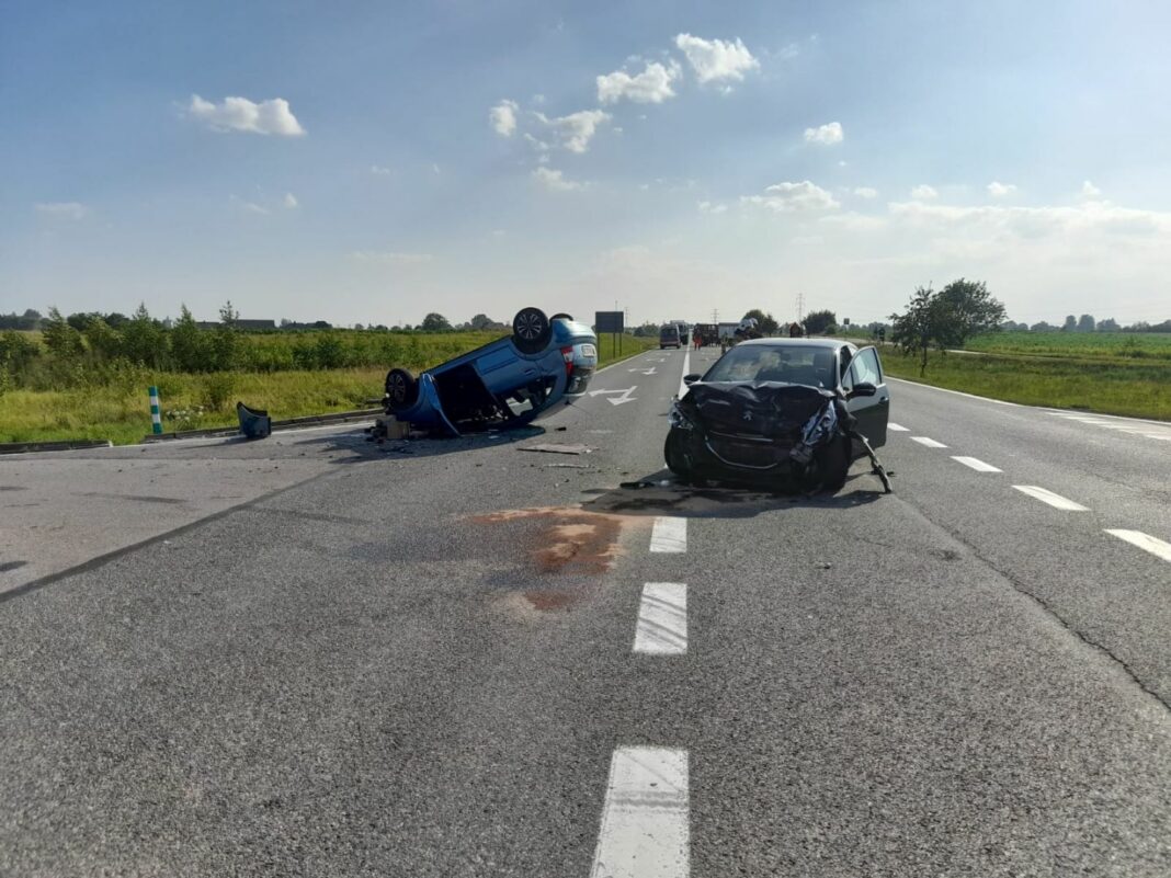 Wypadek w miejscowości Zawada. Citroenem w peugeota. 3 osoby w szpitalu