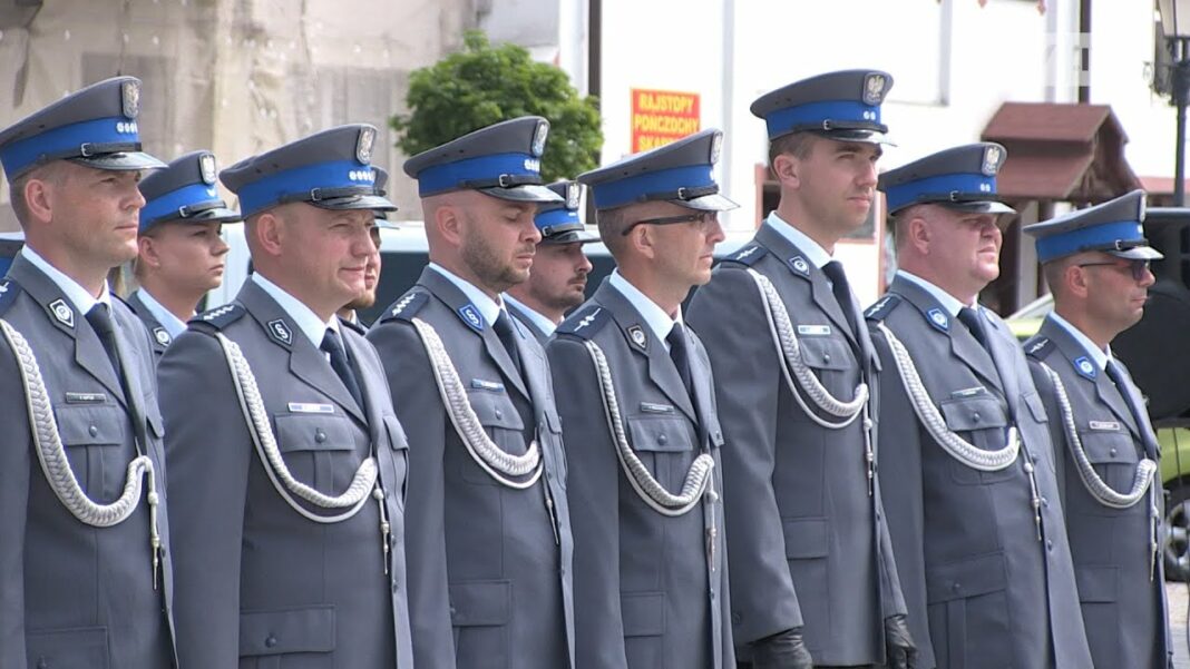 Gratulacje i awanse. Opatowscy policjanci świętowali