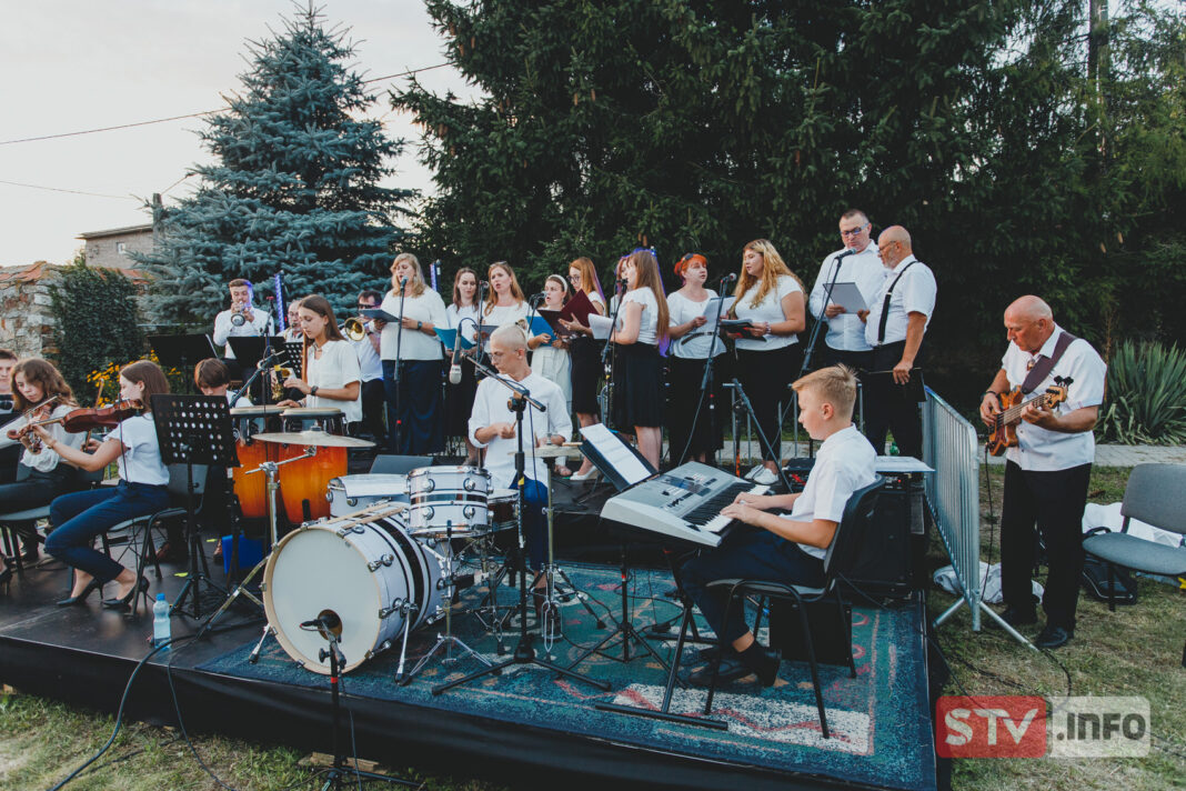 Przez śpiew do Pana Boga. Wyjątkowy koncert w ogrodach klasztoru w Opatowie