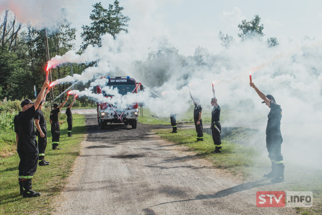 Strażacy z Grzybowa hucznie powitali wyczekiwany wóz bojowy