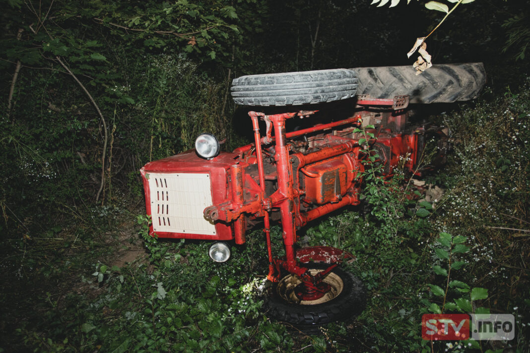 Ciągnik przewrócił się przy pracach leśnych. Traktorzysta z obrażeniami poszedł po pomoc