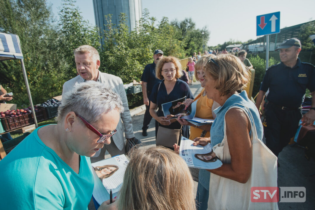 Ruszyła ofensywa wyborcza PiS. Kolportaż prasy na targowicy w Opatowie