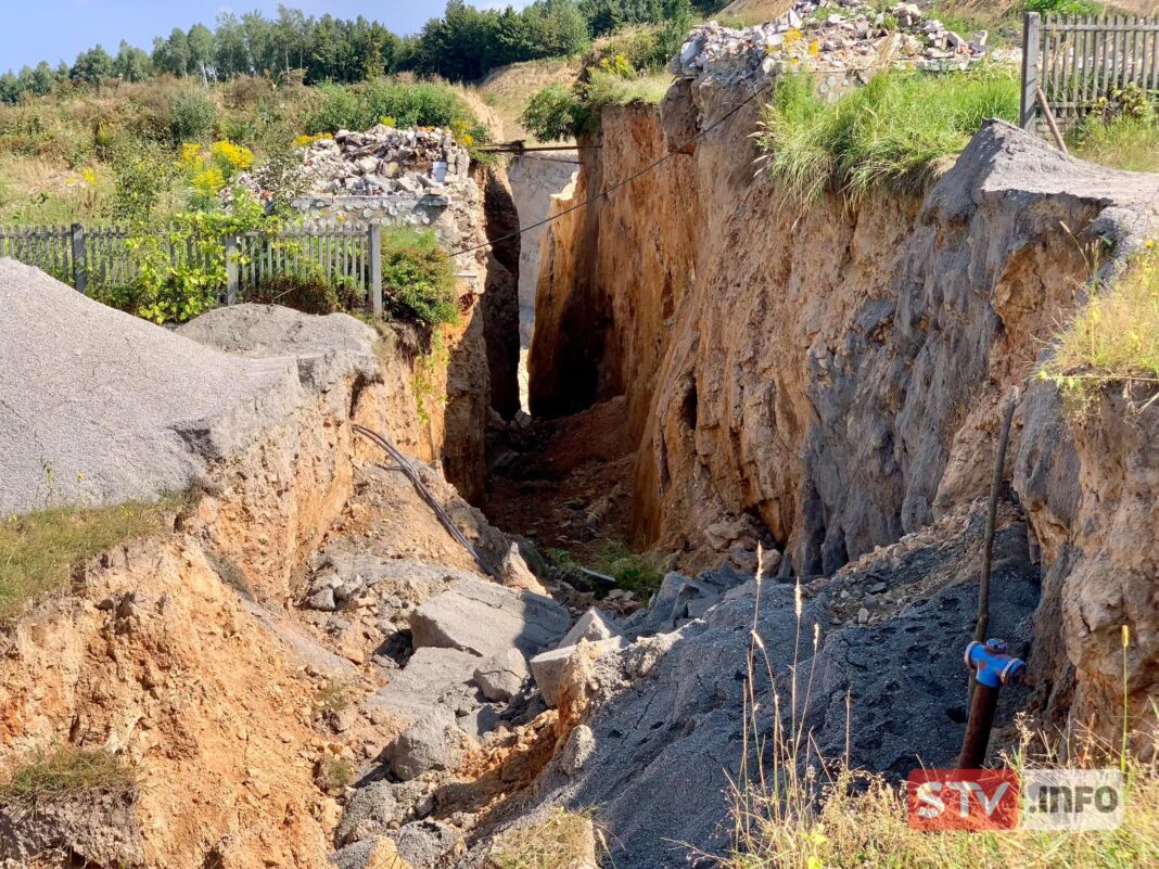 Trwa wyjaśnienie przyczyn powstania osuwiska w Dziewiątlach w gminie Iwaniska. Wyrwa budzi strach