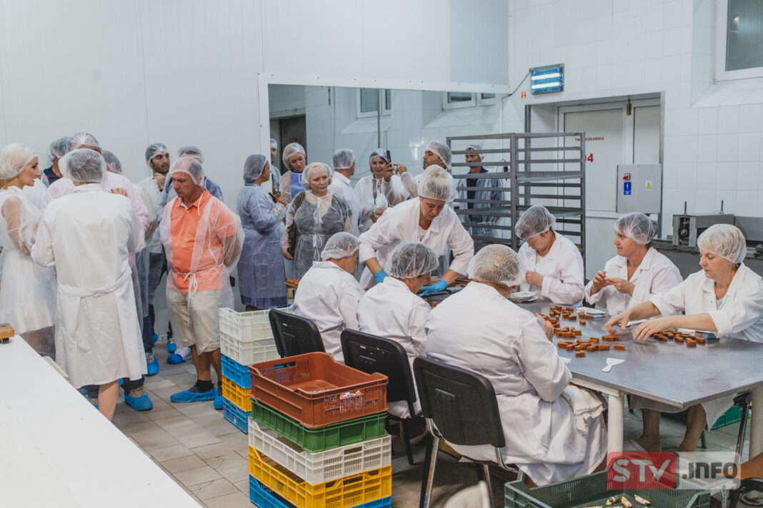 Misja gościła w Bidzinach. Poznali proces produkcji cukierków „krówek”