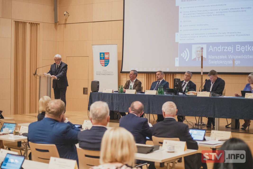 Marszałek rządzi dalej. Walka o urnę, puste karty i nerwowe przepychanki podczas sesji sejmiku