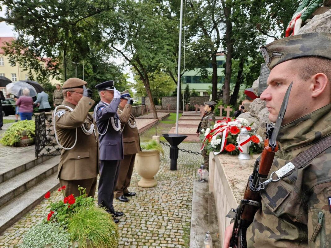 Sandomierz oddał hołd powstańcom warszawskim. Minuta ciszy, sygnał alarmowy i kwiaty