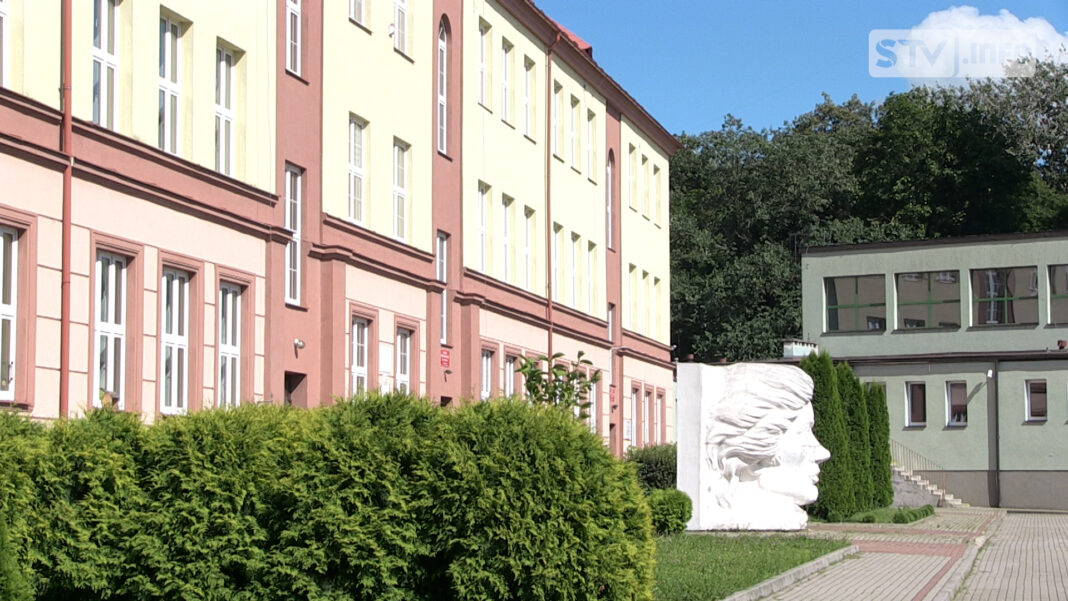 Wnętrze II LO w Sandomierzu wypięknieje. Remont w czasie wolnym od nauki