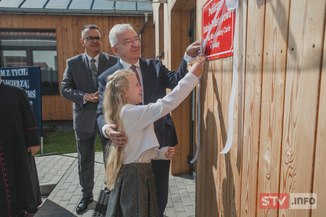 PSP w Ujeździe ma patrona i sztandar. Niecodzienna inauguracja roku szkolnego