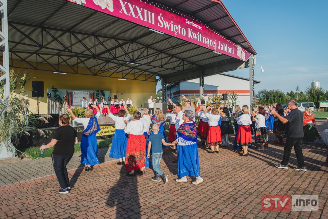Taneczna zabawa z kołami gospodyń wiejskich w Samborcu