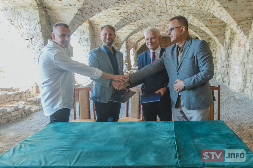 Będzie nowy chodnik od centrum Iwanisk do cmentarza. Umowa podpisana