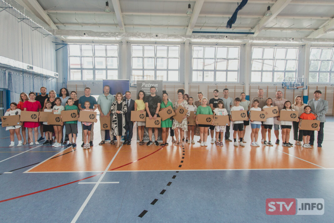 Darmowe laptopy dla uczniów SP 2 w Staszowie. Każdy wartości około 3 tys. zł