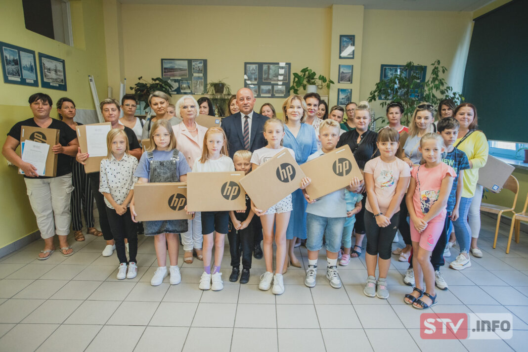 Czwartoklasiści z Osieka już mają laptopy. Sprzęt otrzymali z rąk minister Anny Krupki