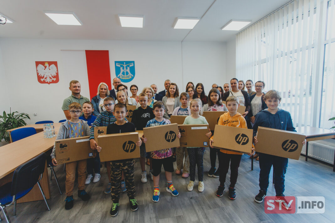 W Wilczycach laptopy już w rękach czwartoklasistów. To inwestycja w cyfrową edukację