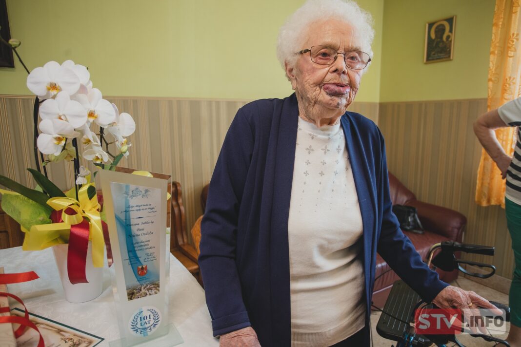101. urodziny pani Heleny Ozdoby ze Szczytnik. Życzenia od samorządu i rodziny