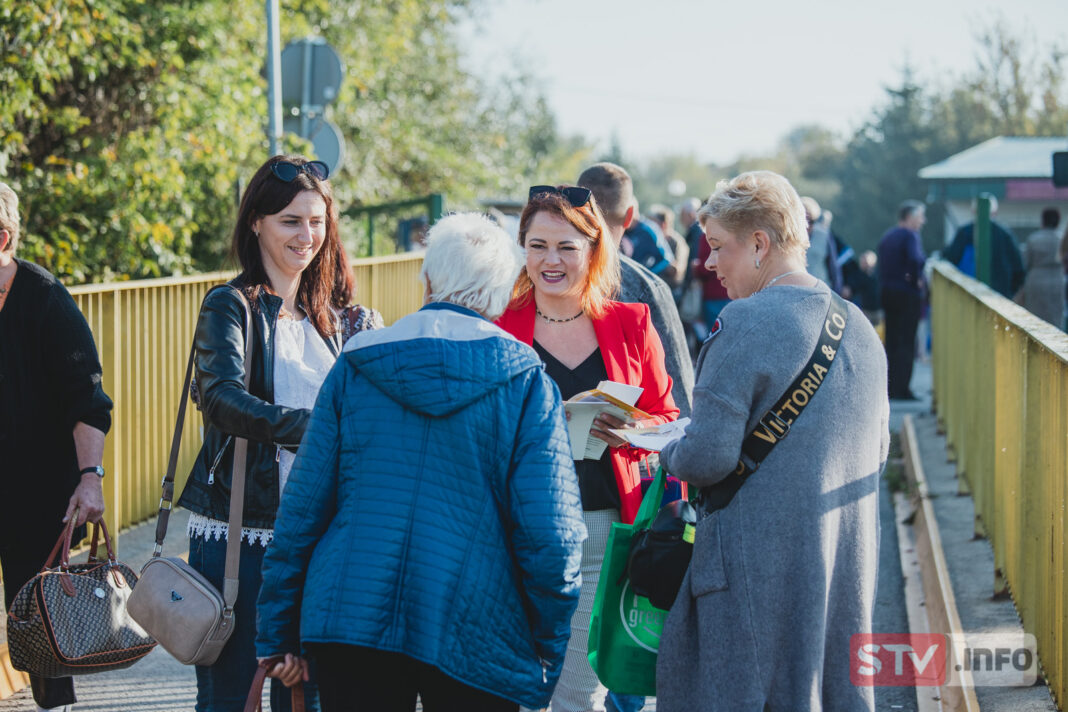 Kampania wyborcza Katarzyny Bińczak na placu targowym w Opatowie. Dobre rozmowy z mieszkańcami