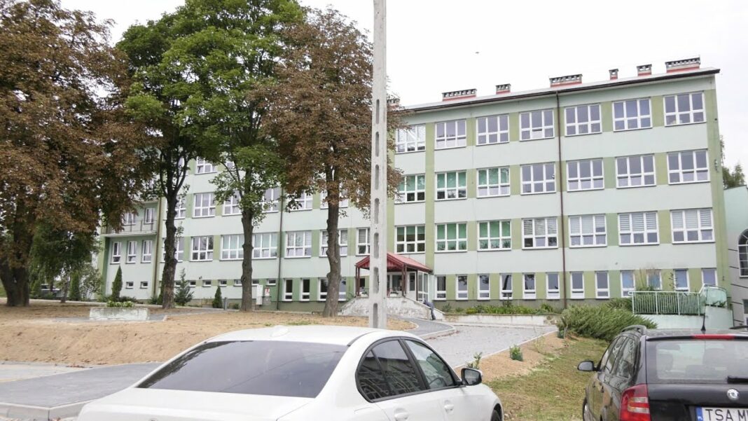 Szkoła w Wilczycach będzie miała sensoryczny plac zabaw. Roboty dobiegają końca