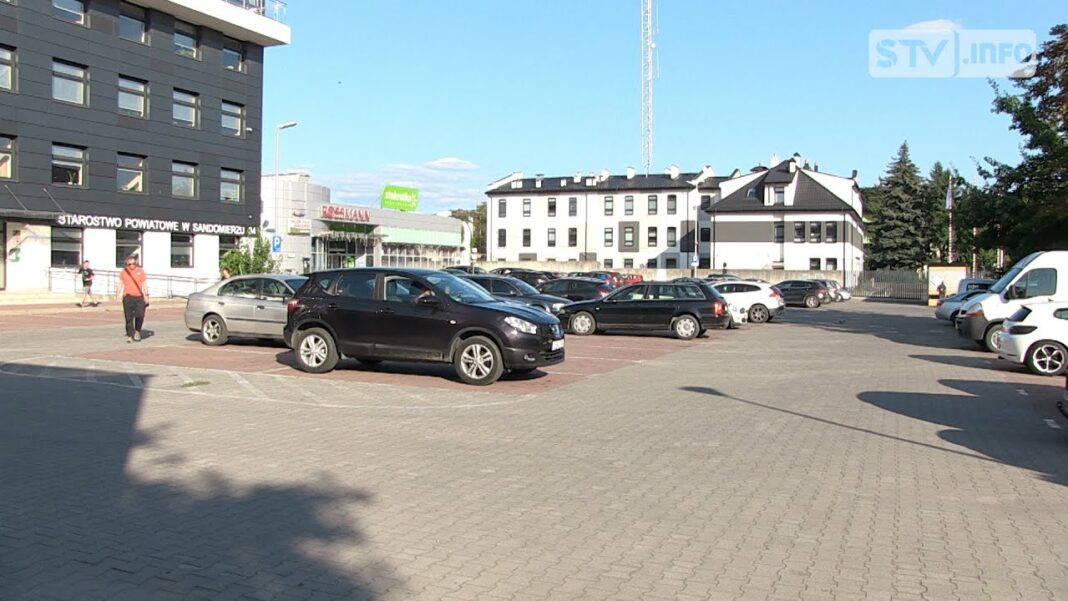 Problem z brakiem miejsc parkingowych przy starostwie w Sandomierzu wkrótce może zostać rozwiązany