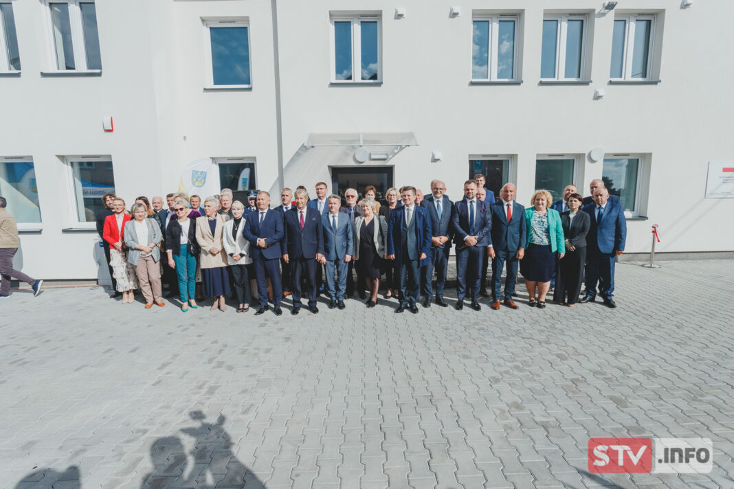 Budynek po policji już nie szpeci. Udana inwestycja staszowskiego starostwa