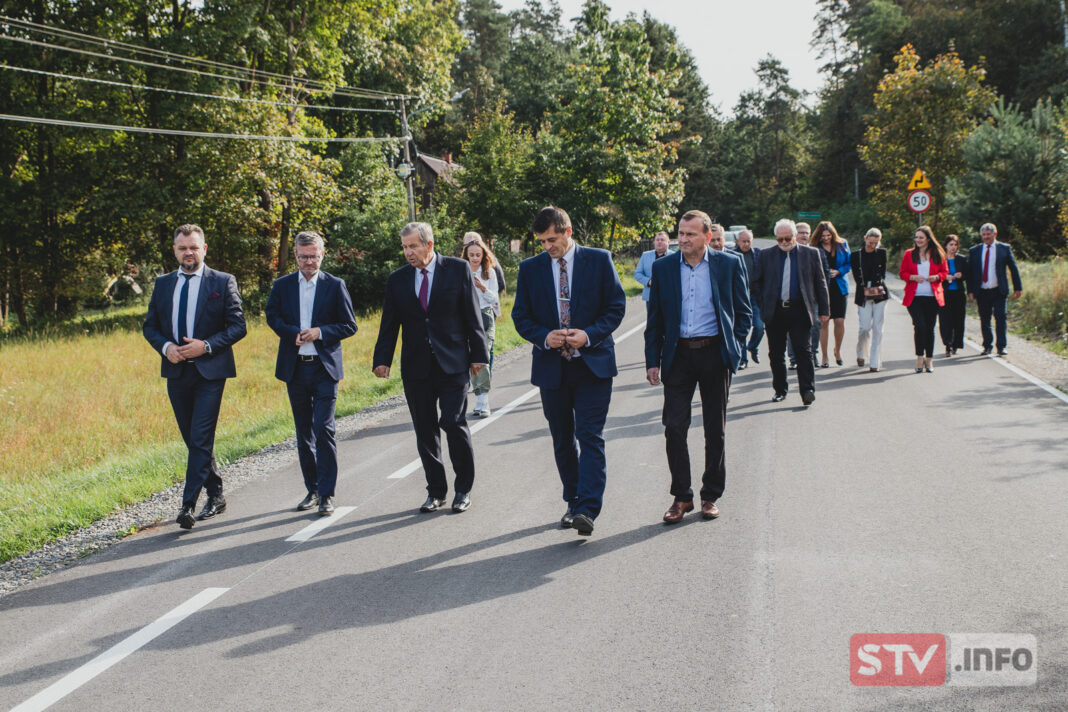 Zmodernizowana i poszerzona droga w Woli Malkowskiej. Jest komfortowo i bezpiecznie