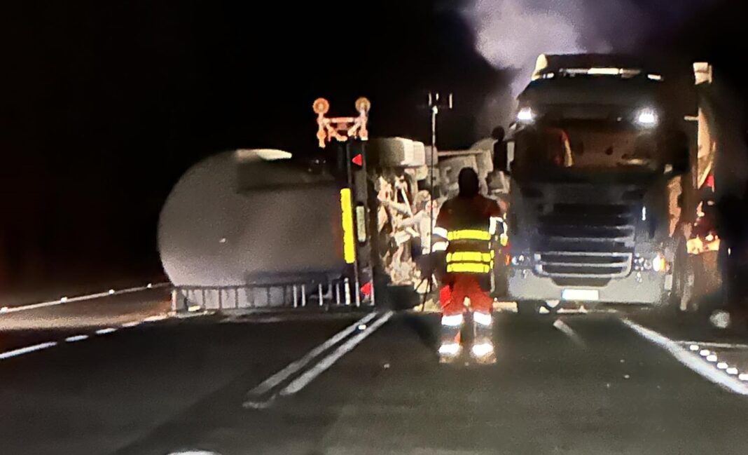 OŻARÓW: Ciężarówka z cementem przewróciła się na bok