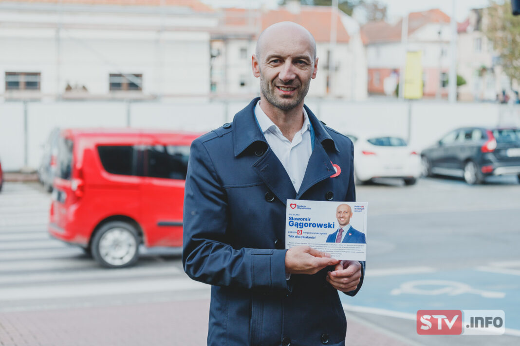 Sławomir Gągorowski walczył o wyborców w Staszowie. Rozmawiał z młodzieżą o Polsce