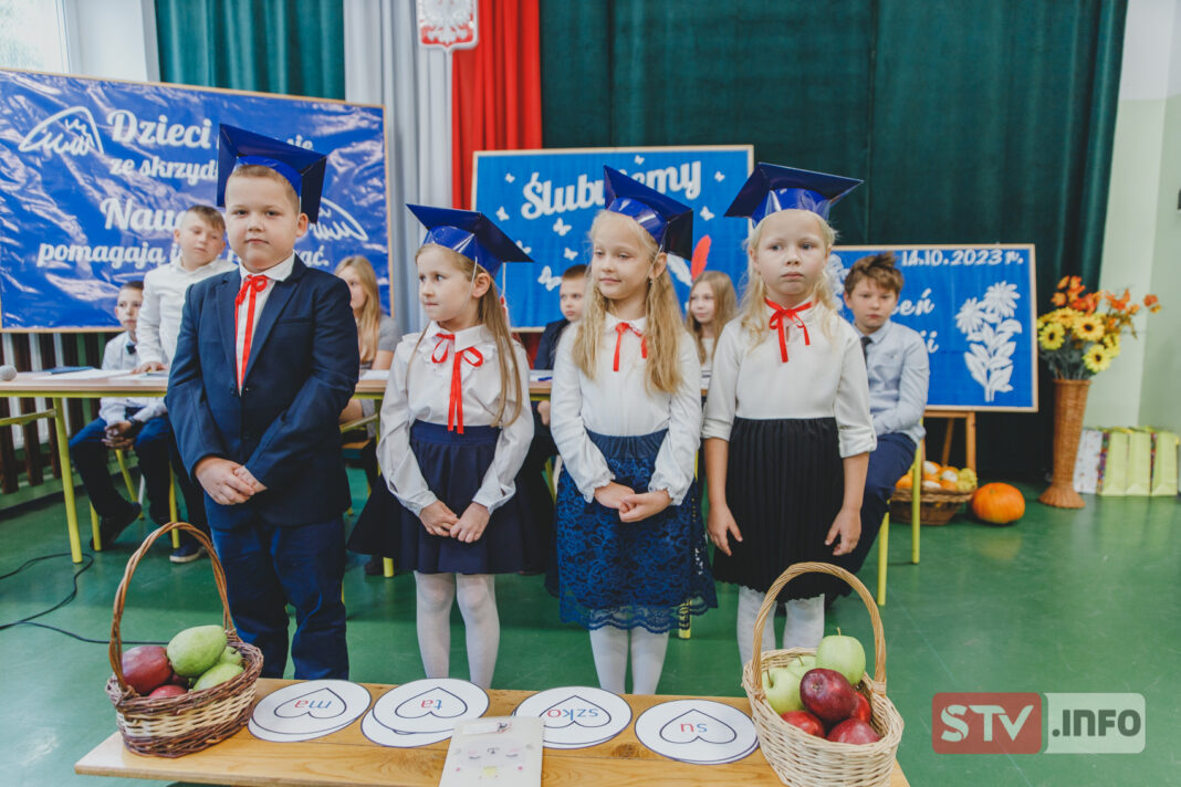 Wzruszające ślubowanie w SP w Złotej. Łzy w oczach rodziców