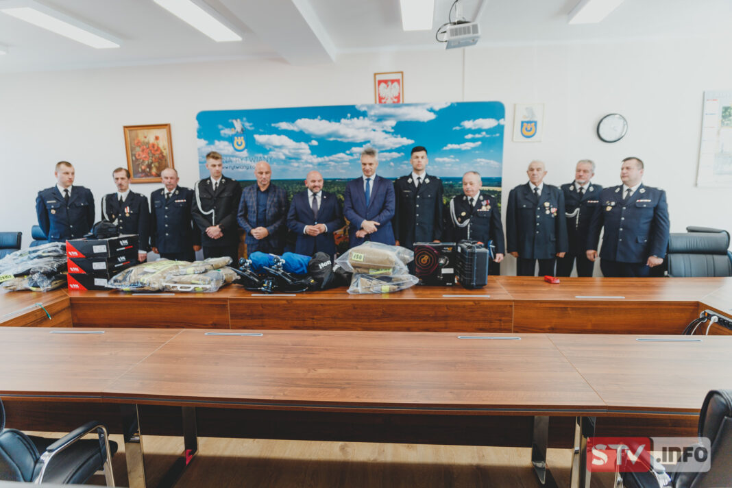 Nowy sprzęt dla OSP w gminie Rytwiany. Mundury, obuwie, a nawet kamera termowizyjna