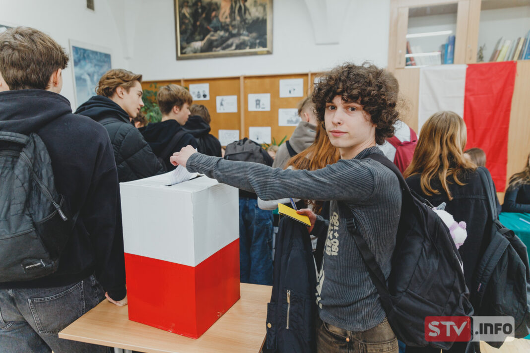 Uczniowie I LO w Sandomierzu głosowali w prawyborach. Lekcja demokracji w praktyce