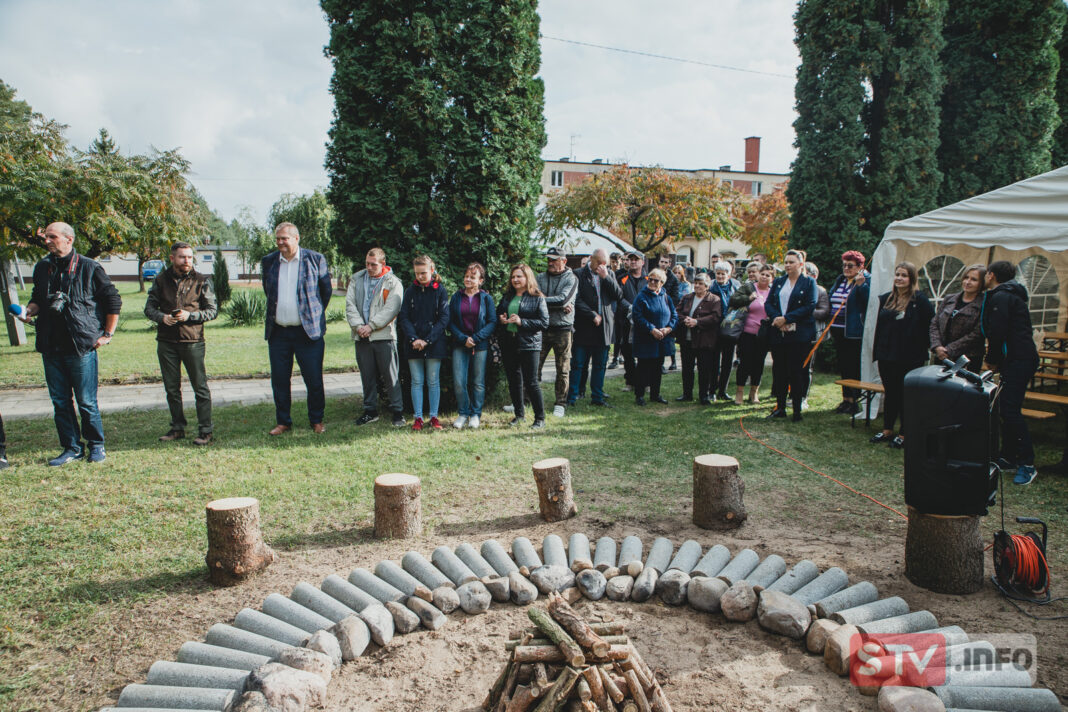 Jesienne sadzenie drzew w powiecie opatowskim. Jodełki posadzono w Czachowie.