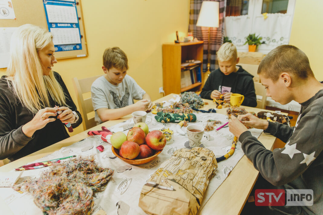 Maskotki, które wywołają uśmiech na twarzach dzieci. Wyjątkowa akcja wychowanków MOW w Zawichoście