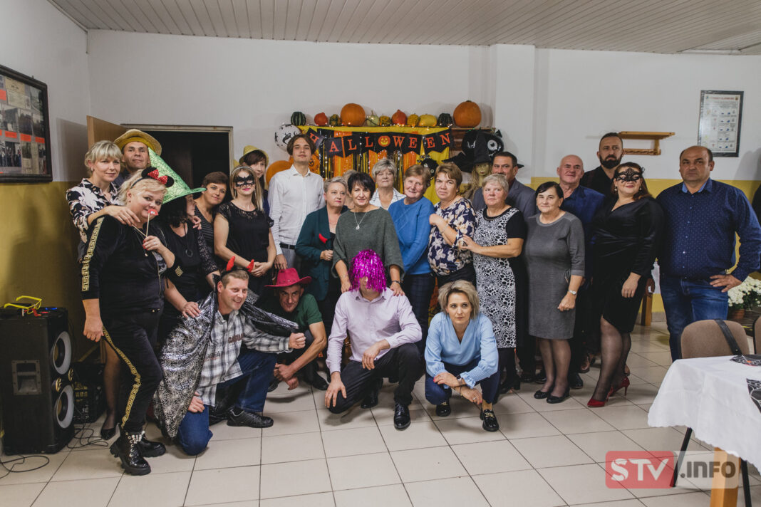 Zabawa integracyjna w Prusach. Szaleństwo na parkiecie, pyszności na stołach