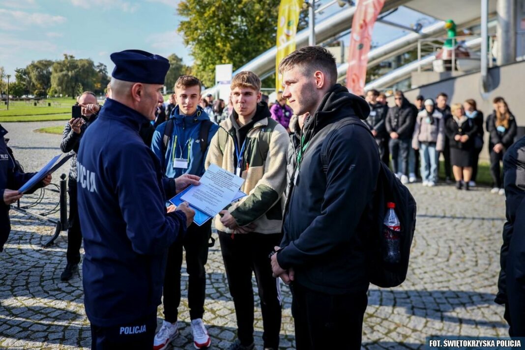 SANDOMIERZ: Świętokrzyska policja grą terenową zachęcała młodzież do wstąpienia do służby