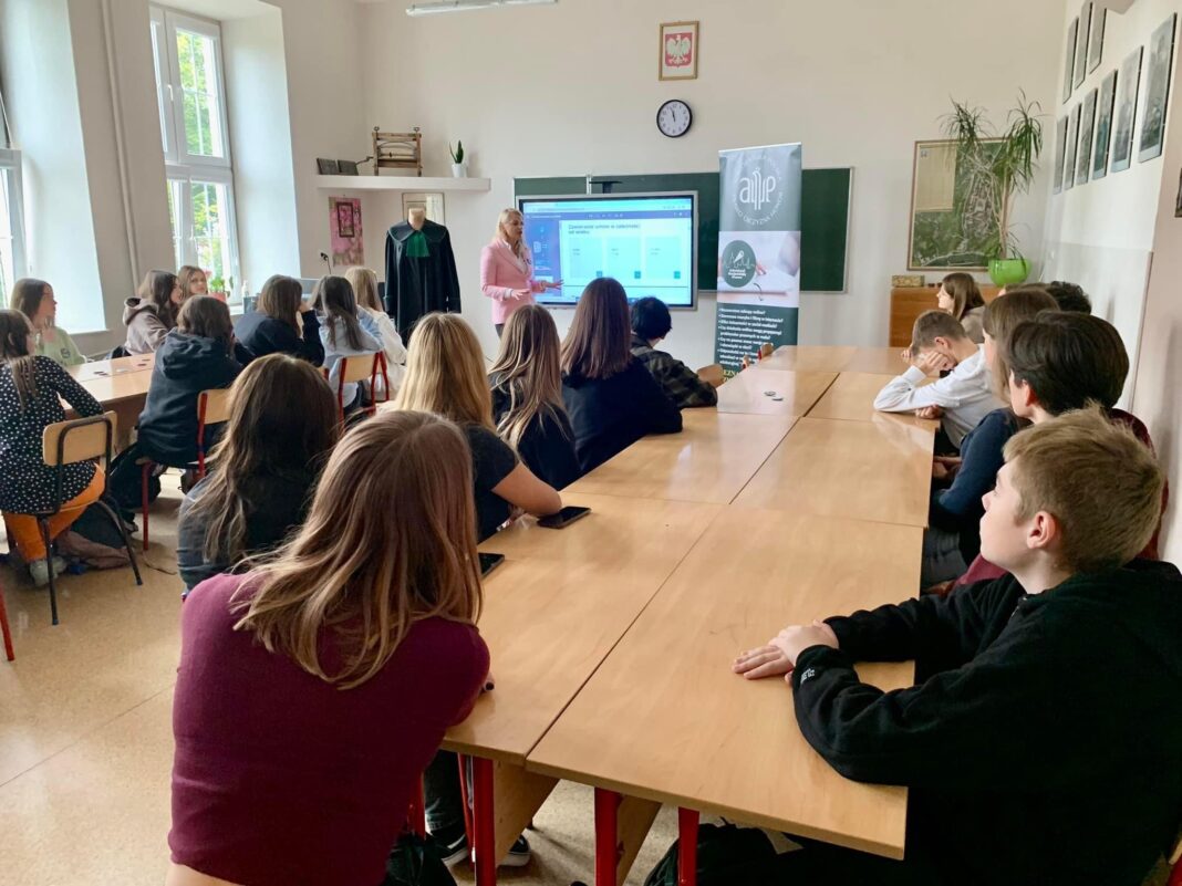 Adwokaci uczniom „rozjaśniają prawo”. Kolejna edycja ciekawej akcji w szkołach już trwa