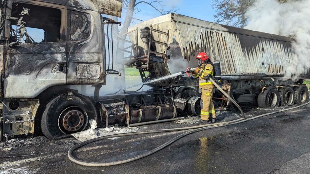 Pożar ciężarówki z naczepą w Sobiekurowie